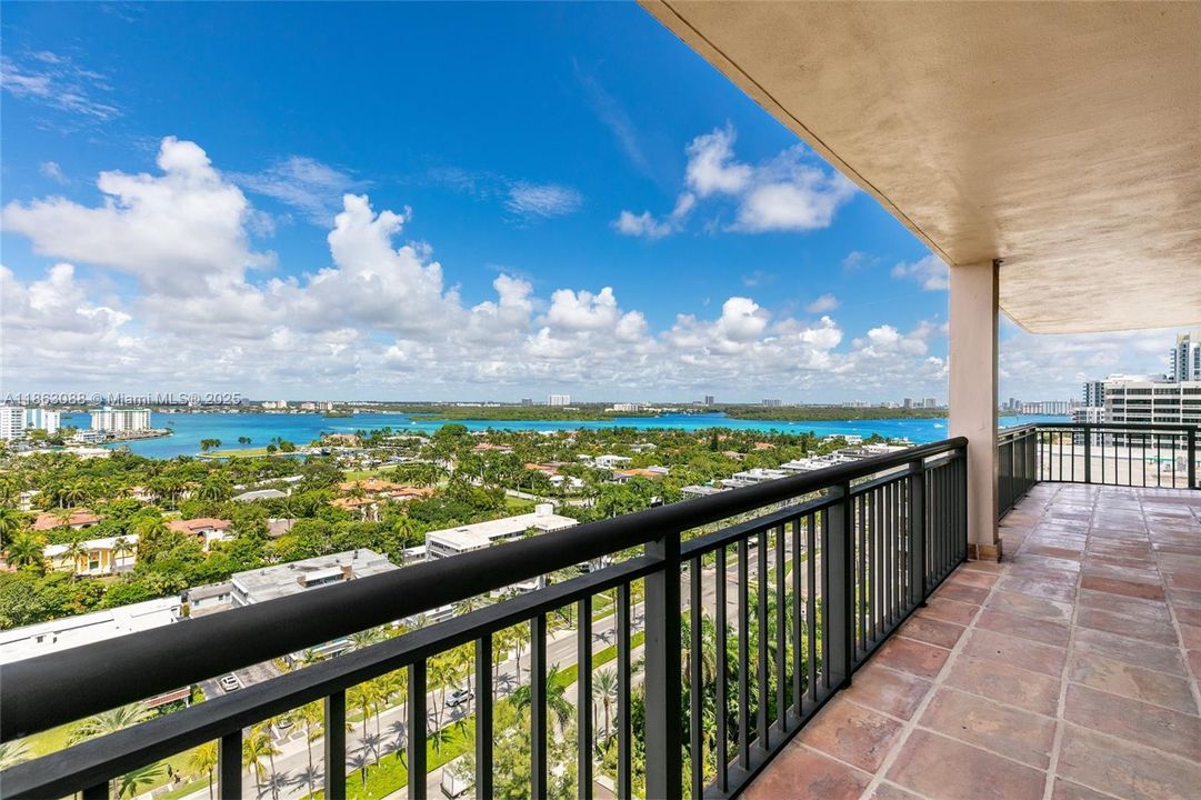 合同活跃: $2,700,000 (4 贝兹, 5 浴室, 3934 平方英尺)