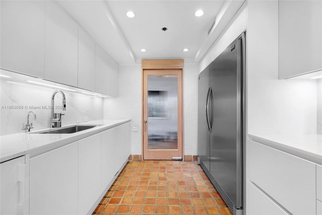 合同活跃: $2,700,000 (4 贝兹, 5 浴室, 3934 平方英尺)