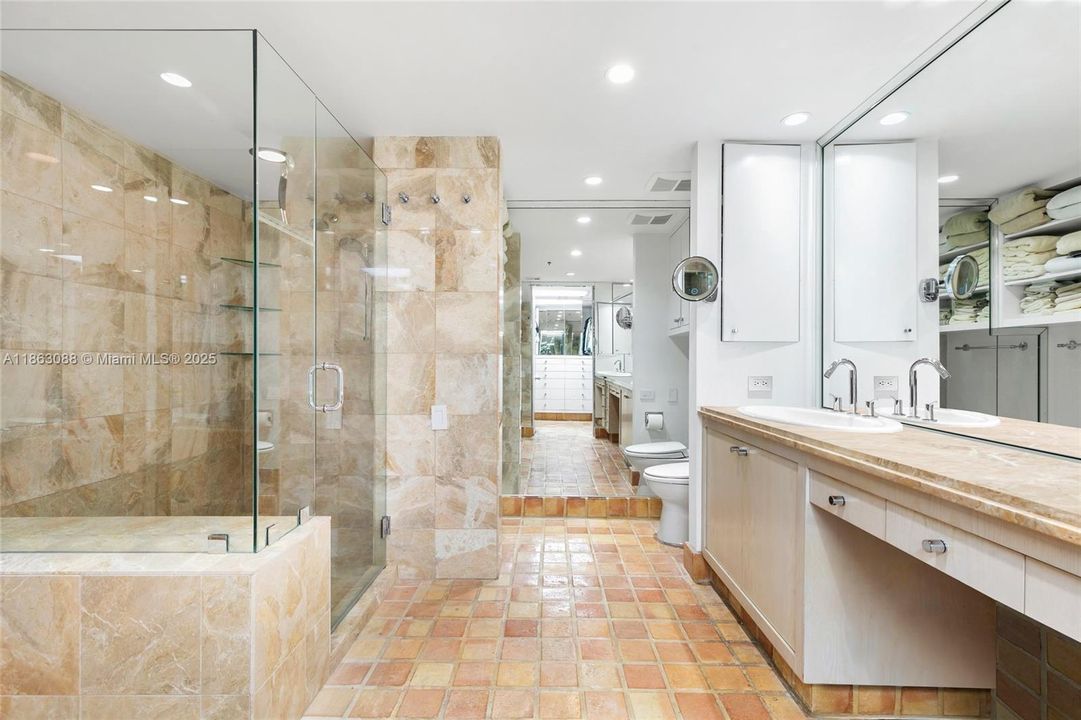 合同活跃: $2,700,000 (4 贝兹, 5 浴室, 3934 平方英尺)