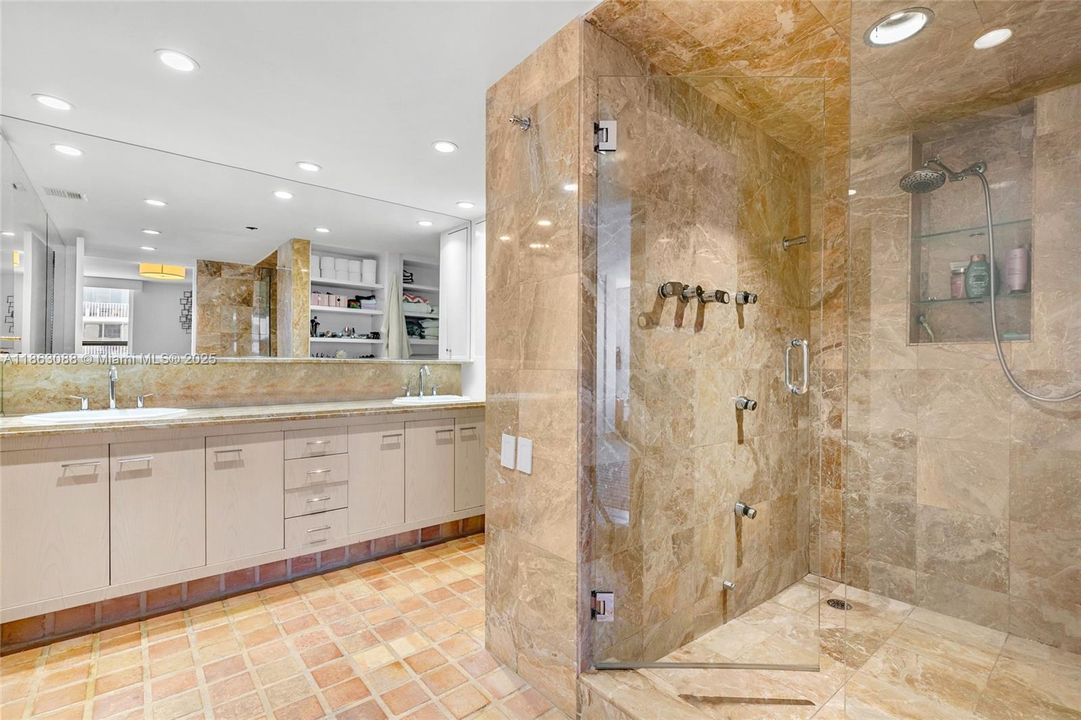 合同活跃: $2,700,000 (4 贝兹, 5 浴室, 3934 平方英尺)