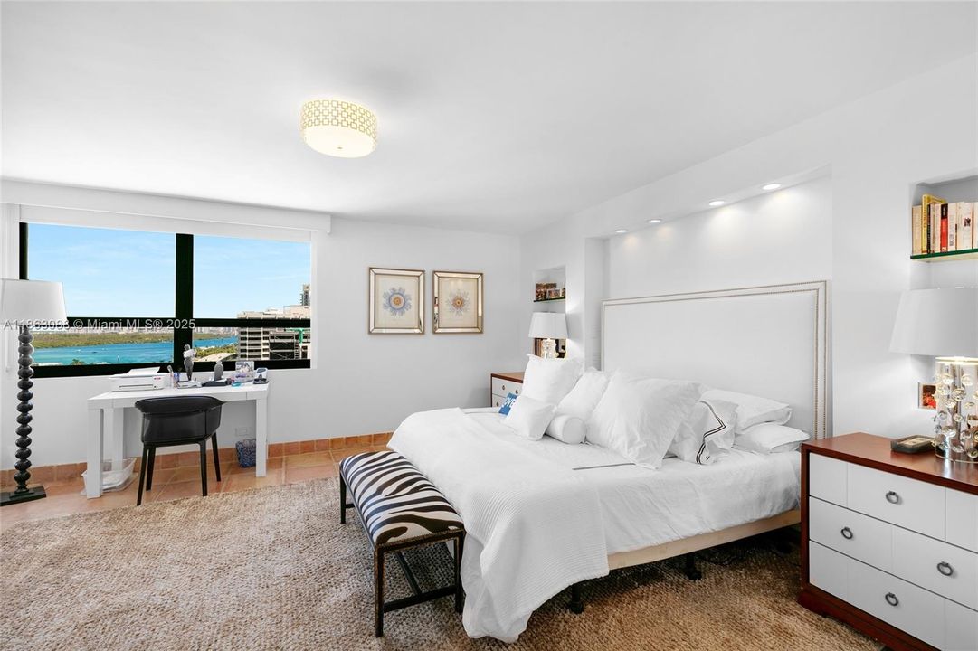 合同活跃: $2,700,000 (4 贝兹, 5 浴室, 3934 平方英尺)