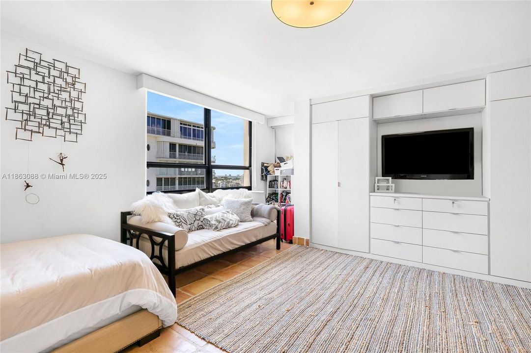 合同活跃: $2,700,000 (4 贝兹, 5 浴室, 3934 平方英尺)