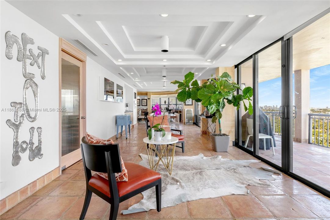 合同活跃: $2,700,000 (4 贝兹, 5 浴室, 3934 平方英尺)