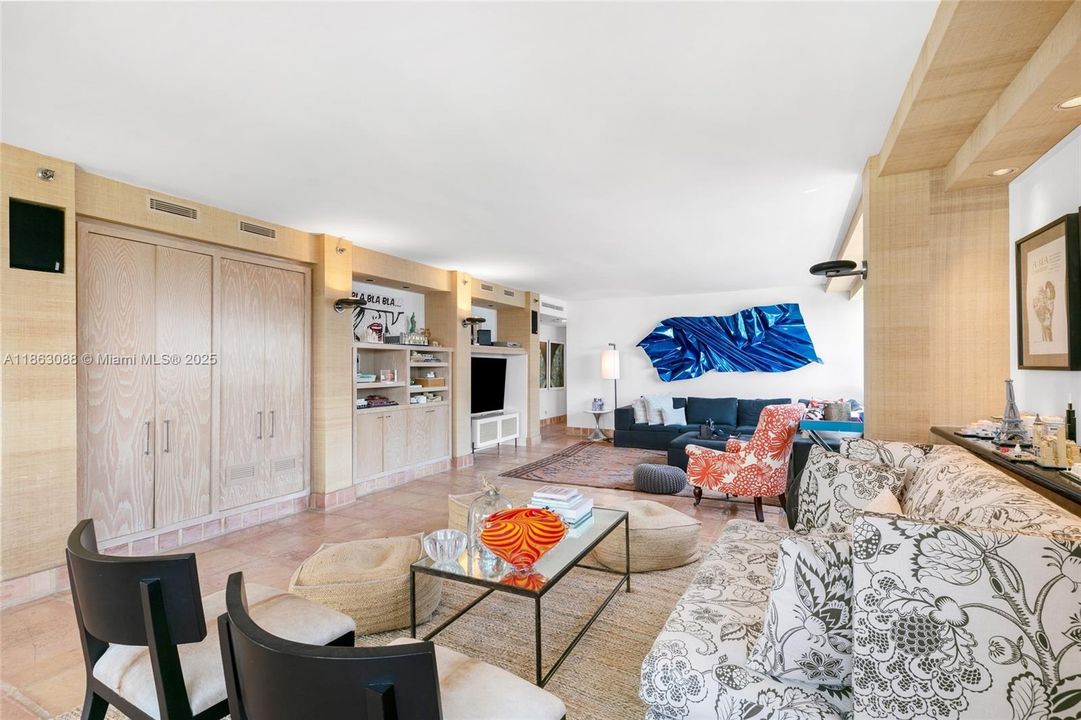 合同活跃: $2,700,000 (4 贝兹, 5 浴室, 3934 平方英尺)