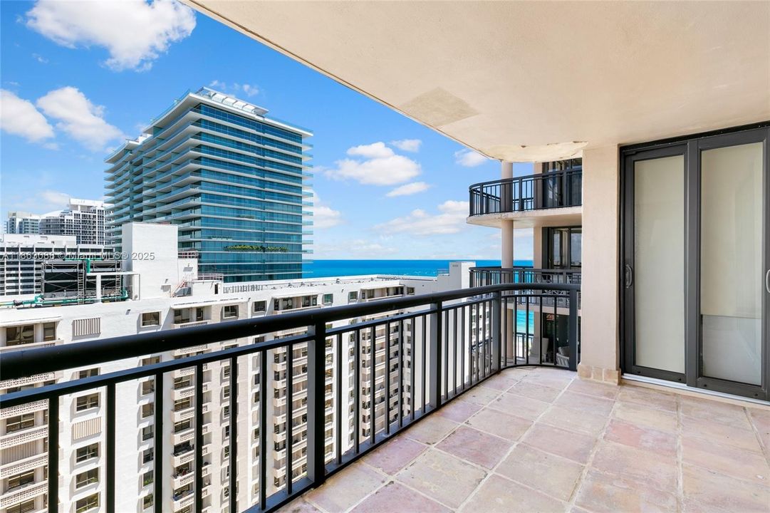 合同活跃: $2,700,000 (4 贝兹, 5 浴室, 3934 平方英尺)