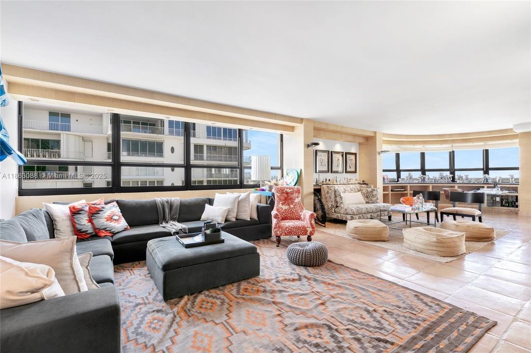 合同活跃: $2,700,000 (4 贝兹, 5 浴室, 3934 平方英尺)