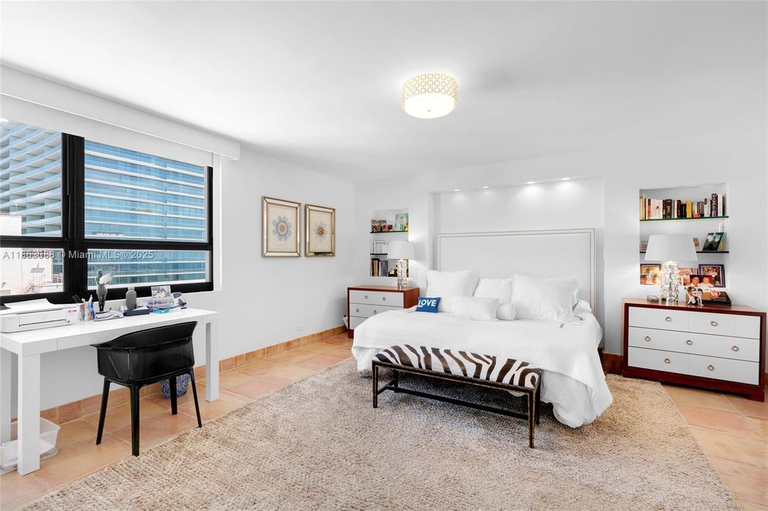 合同活跃: $2,700,000 (4 贝兹, 5 浴室, 3934 平方英尺)