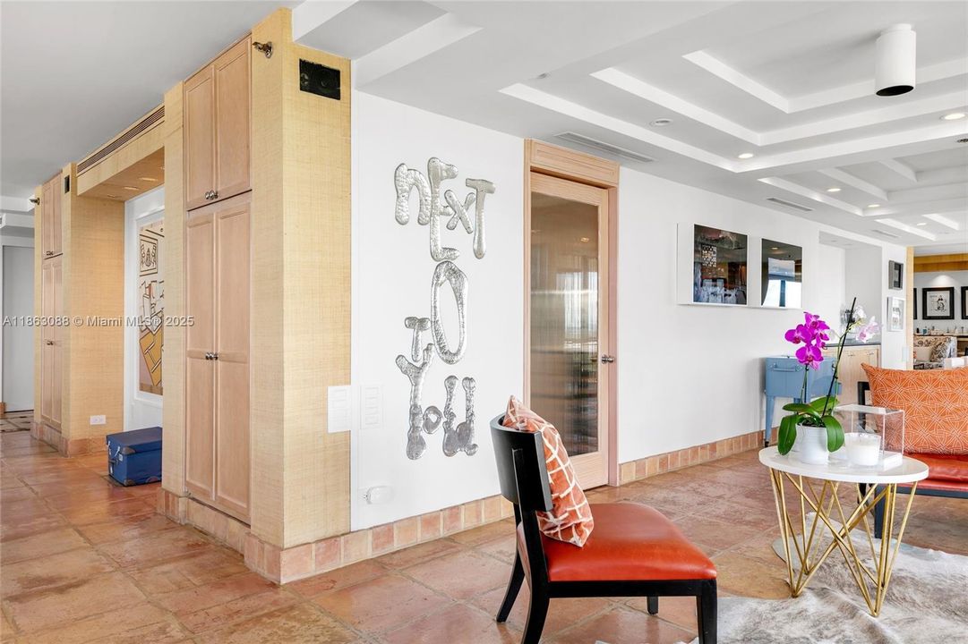 合同活跃: $2,700,000 (4 贝兹, 5 浴室, 3934 平方英尺)