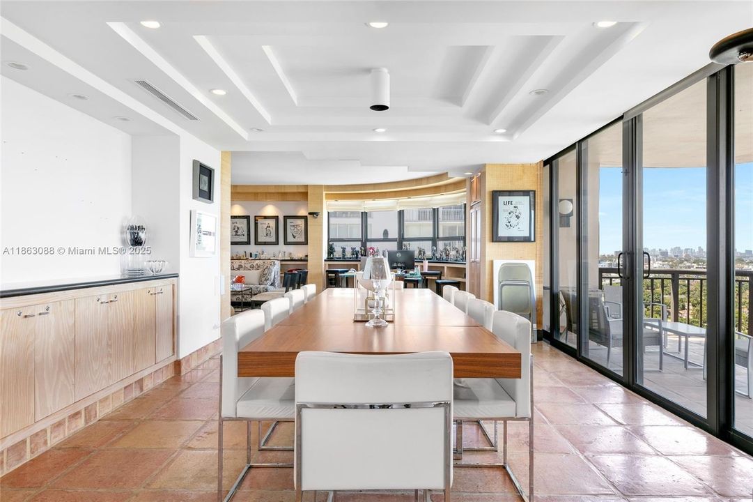 合同活跃: $2,700,000 (4 贝兹, 5 浴室, 3934 平方英尺)