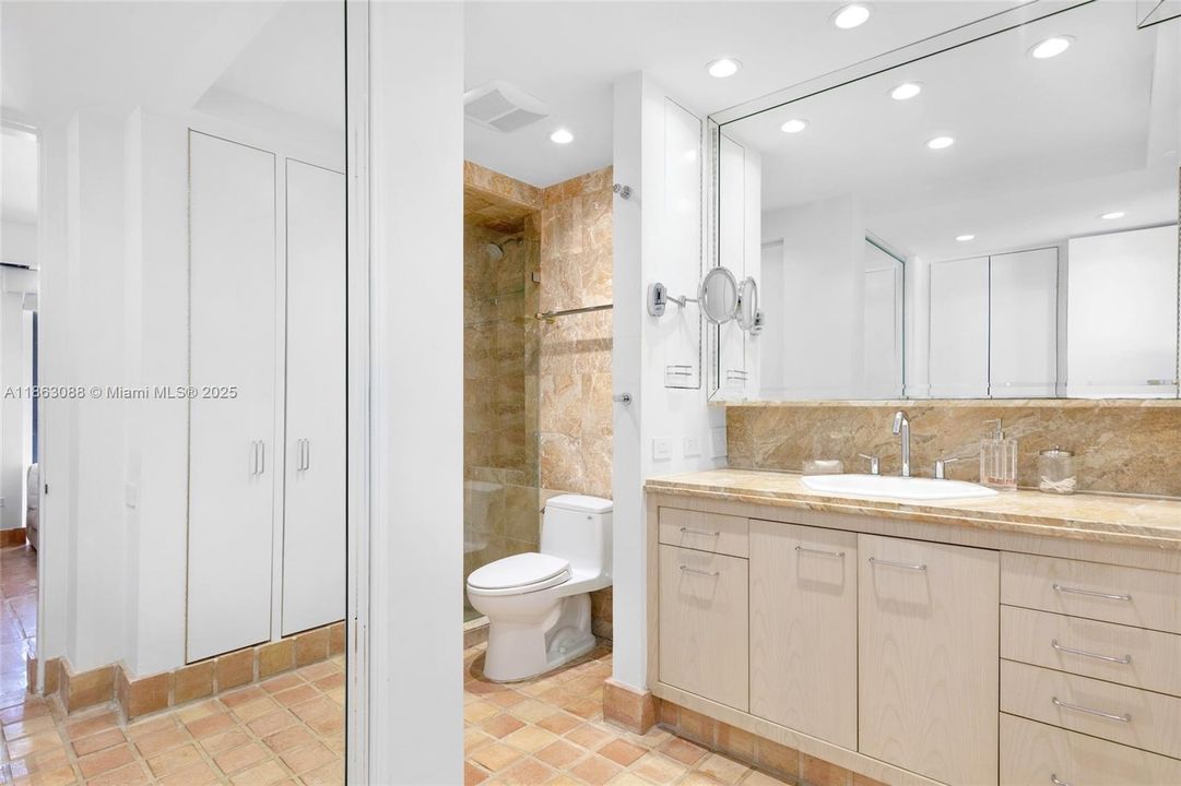 合同活跃: $2,700,000 (4 贝兹, 5 浴室, 3934 平方英尺)