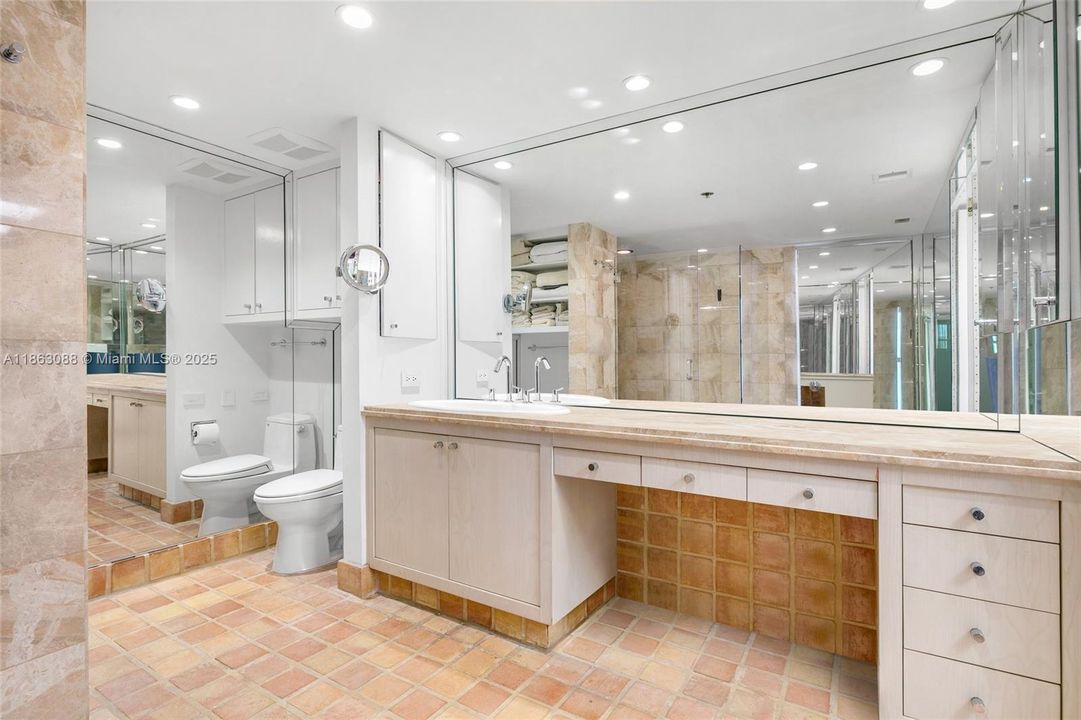 合同活跃: $2,700,000 (4 贝兹, 5 浴室, 3934 平方英尺)