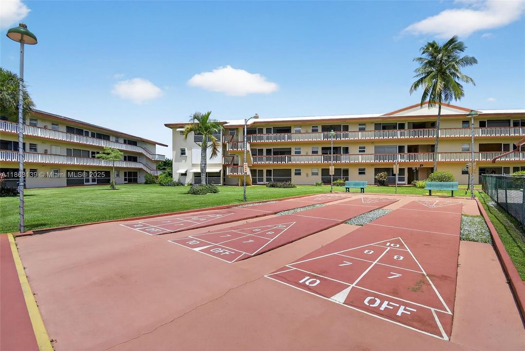 最近售出: $60,000 (2 贝兹, 1 浴室, 880 平方英尺)