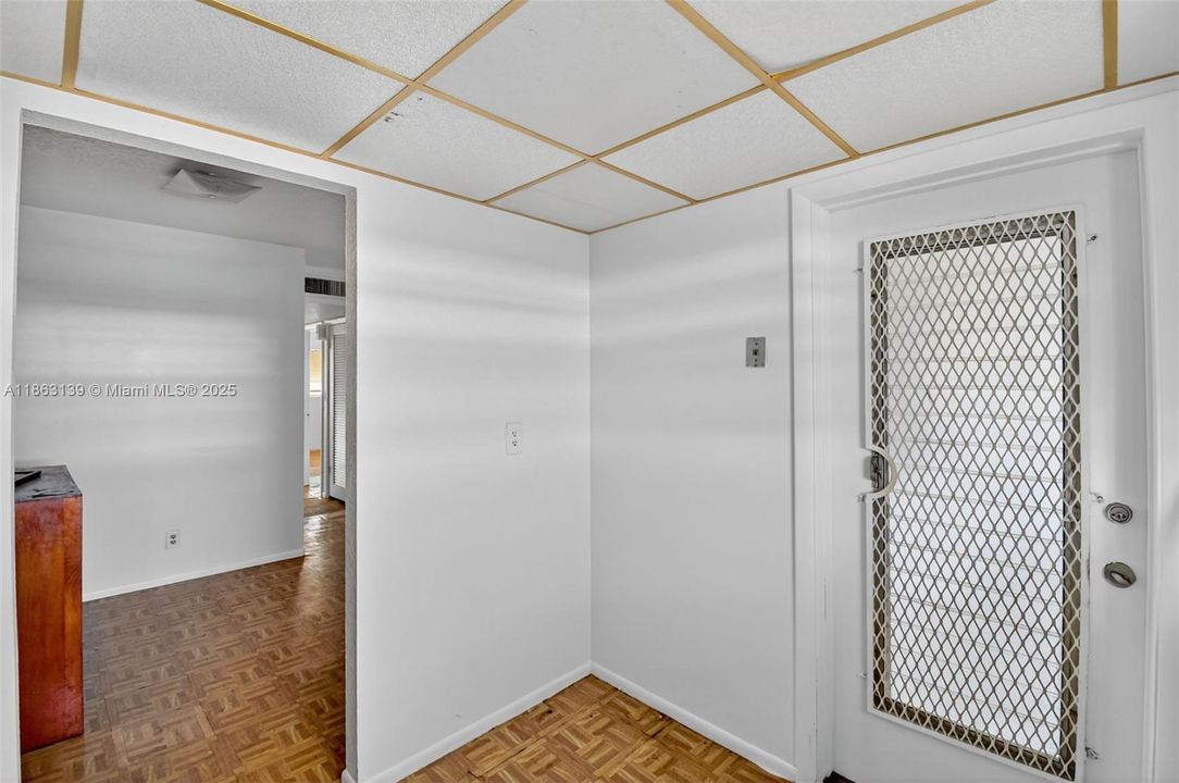 最近售出: $60,000 (2 贝兹, 1 浴室, 880 平方英尺)