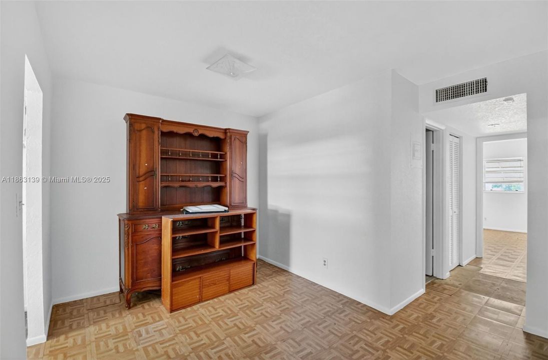 最近售出: $60,000 (2 贝兹, 1 浴室, 880 平方英尺)