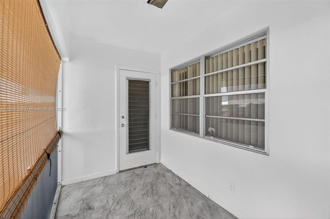 最近售出: $60,000 (2 贝兹, 1 浴室, 880 平方英尺)