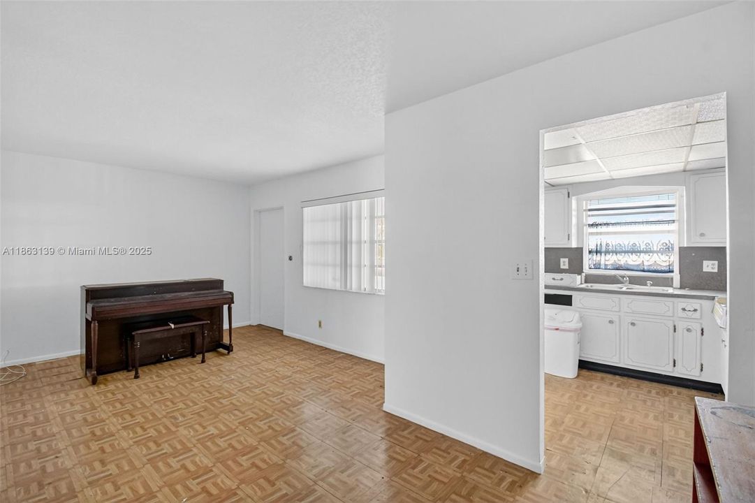 最近售出: $60,000 (2 贝兹, 1 浴室, 880 平方英尺)