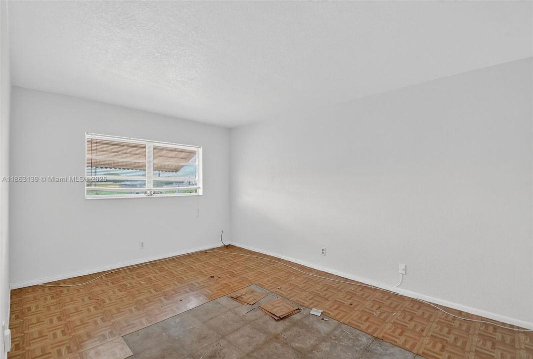 最近售出: $60,000 (2 贝兹, 1 浴室, 880 平方英尺)