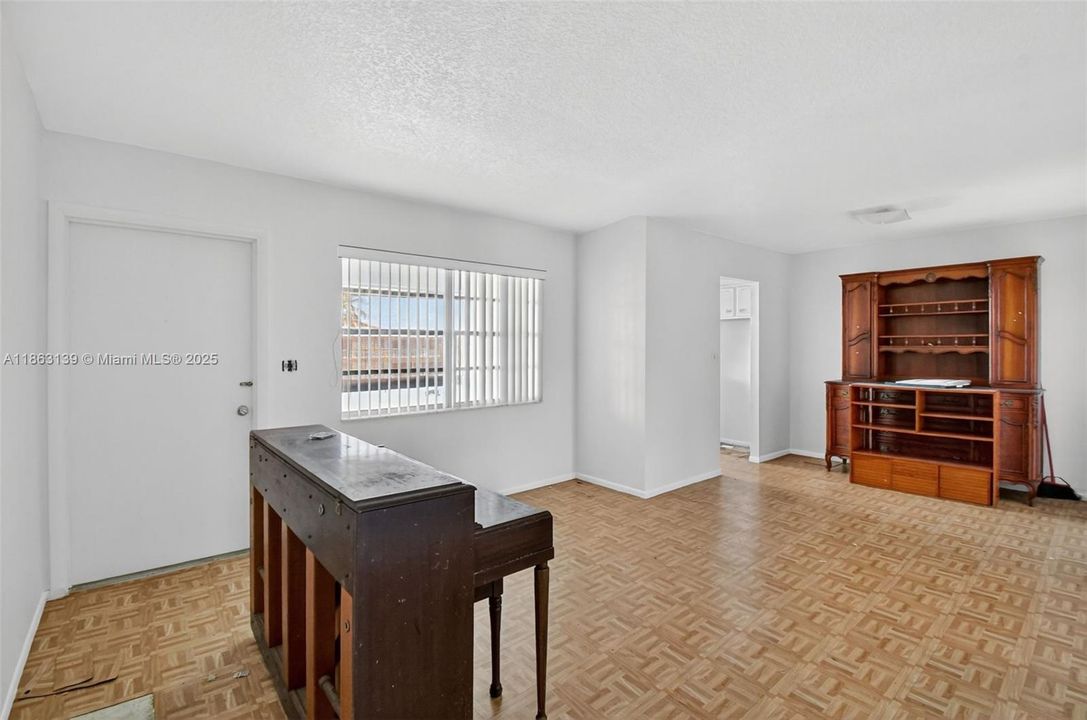 最近售出: $60,000 (2 贝兹, 1 浴室, 880 平方英尺)