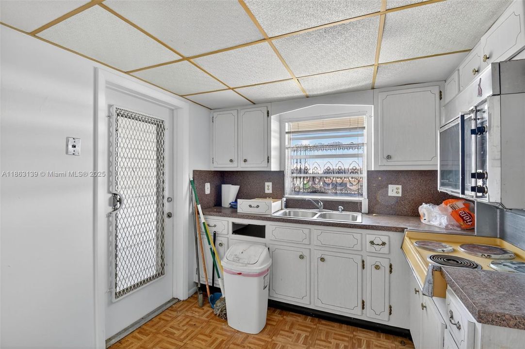 最近售出: $60,000 (2 贝兹, 1 浴室, 880 平方英尺)