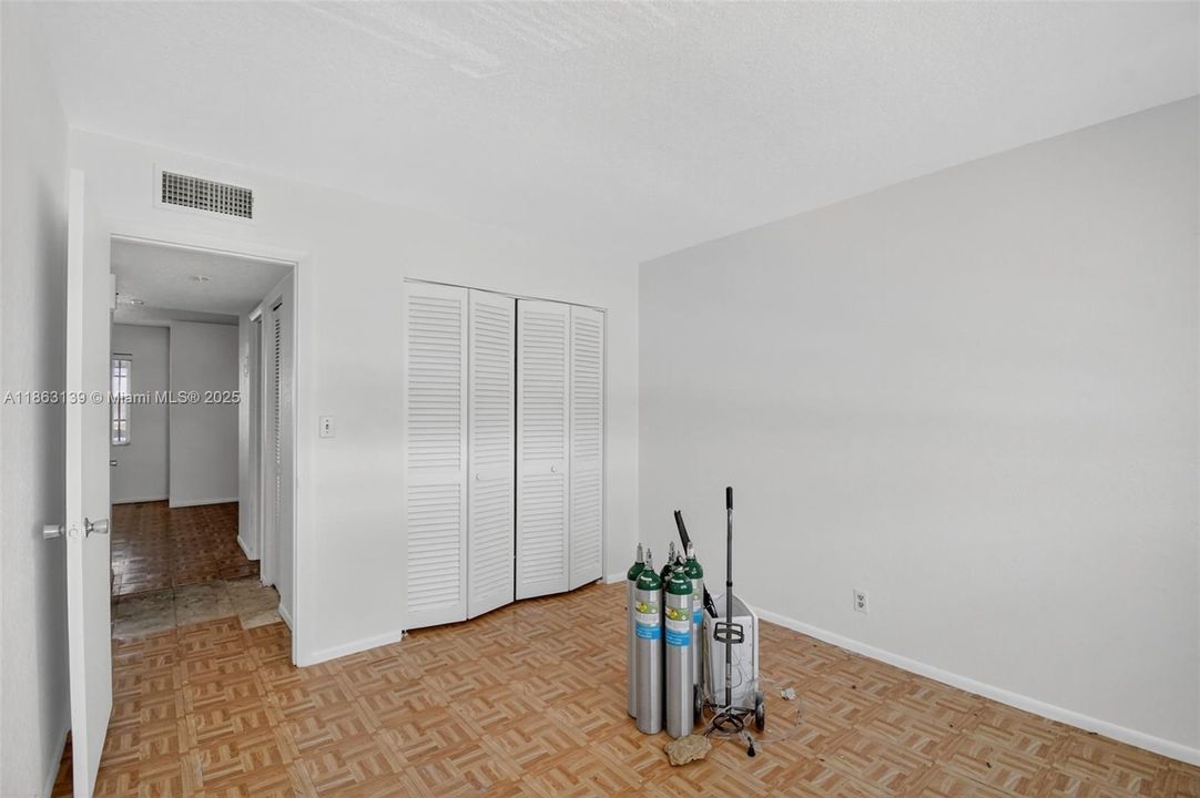 最近售出: $60,000 (2 贝兹, 1 浴室, 880 平方英尺)