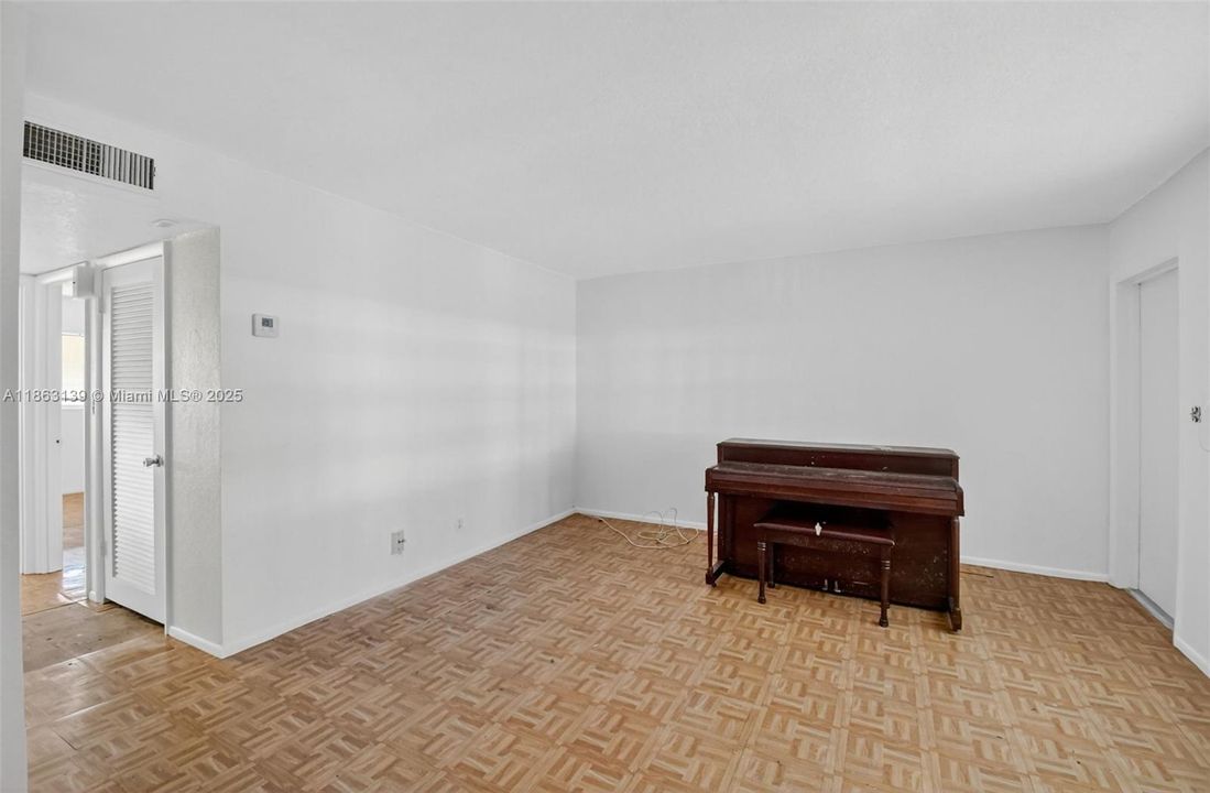 最近售出: $60,000 (2 贝兹, 1 浴室, 880 平方英尺)