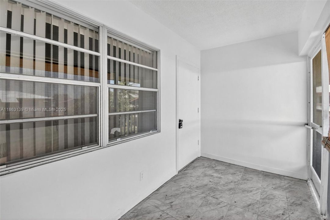 最近售出: $60,000 (2 贝兹, 1 浴室, 880 平方英尺)