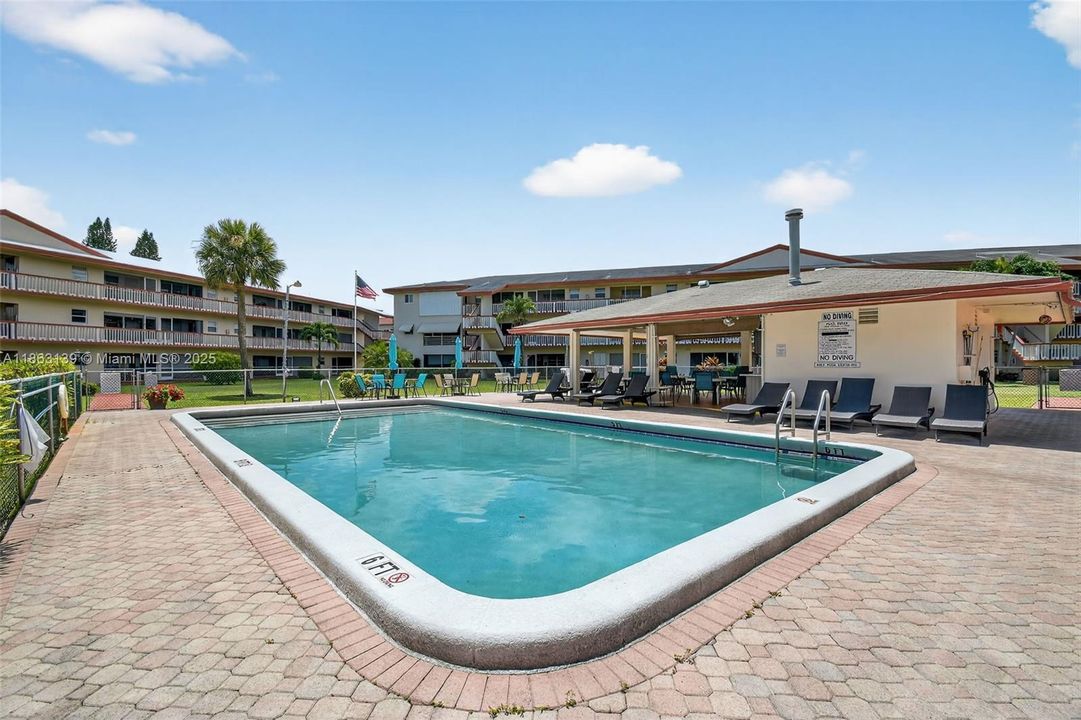 最近售出: $60,000 (2 贝兹, 1 浴室, 880 平方英尺)