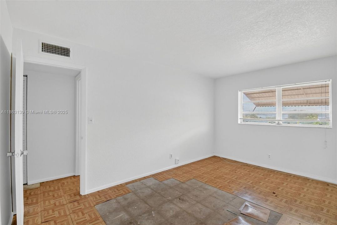 最近售出: $60,000 (2 贝兹, 1 浴室, 880 平方英尺)