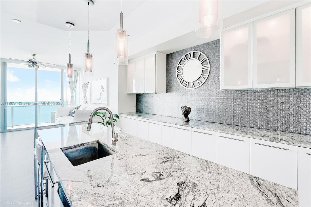 待售: $980,000 (2 贝兹, 2 浴室, 1208 平方英尺)