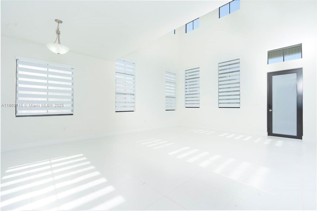 Под контрактом: $1,040,000 (5 спален, 4 ванн, 2751 Квадратных фут)