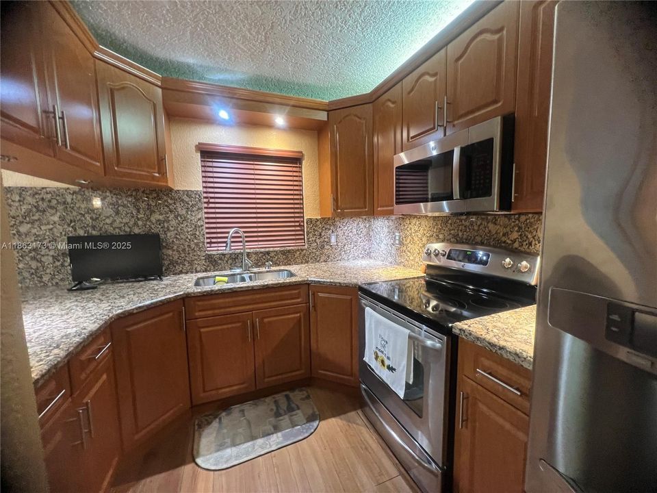 На продажу: $345,000 (3 спален, 2 ванн, 1303 Квадратных фут)