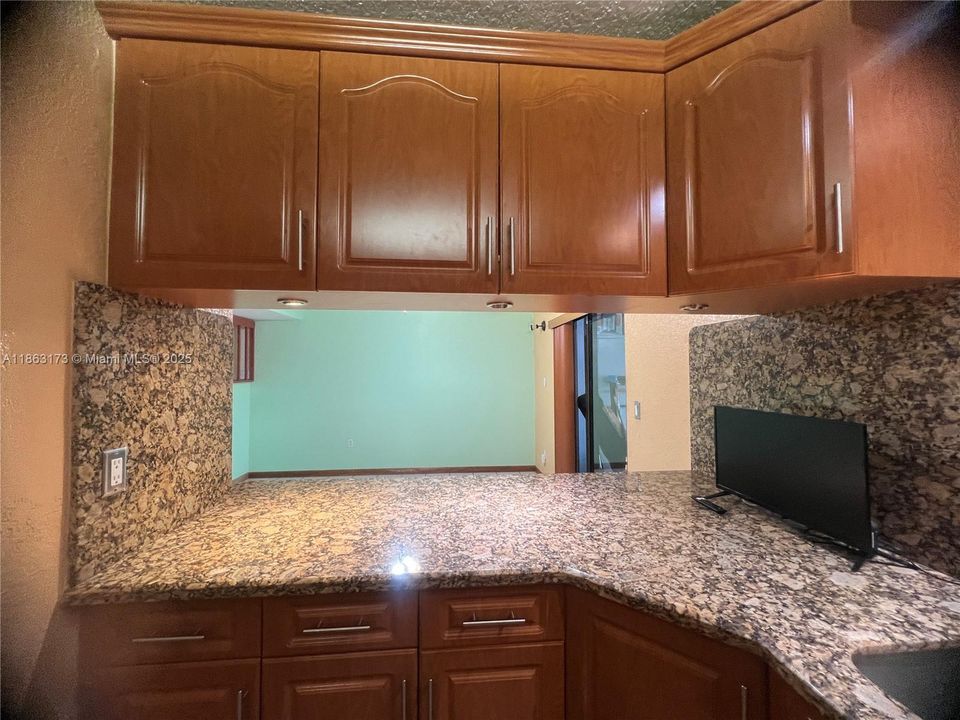 На продажу: $345,000 (3 спален, 2 ванн, 1303 Квадратных фут)