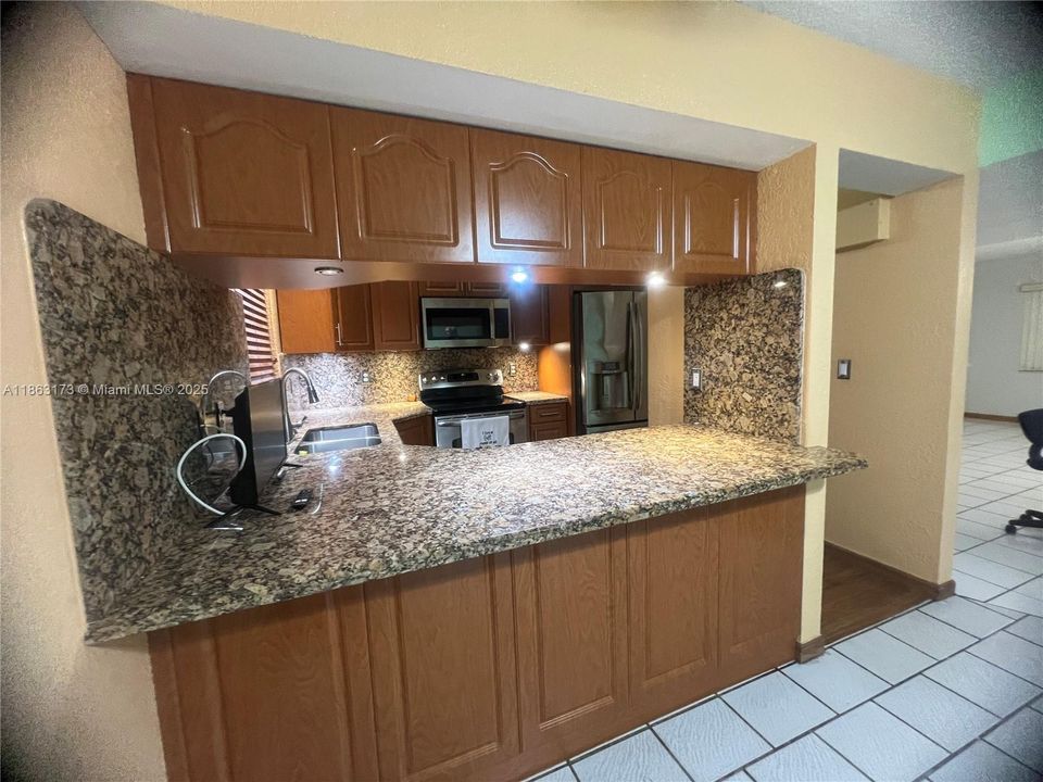 На продажу: $345,000 (3 спален, 2 ванн, 1303 Квадратных фут)