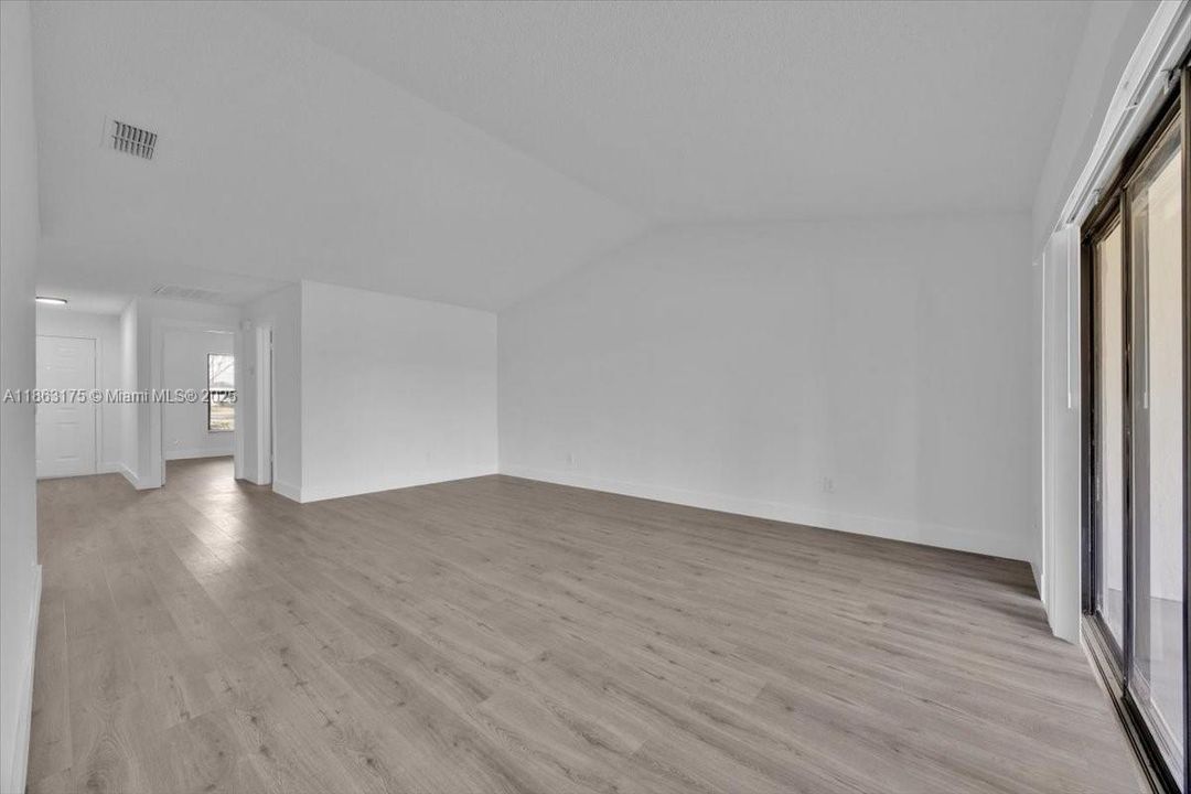 На продажу: $208,000 (2 спален, 2 ванн, 1230 Квадратных фут)