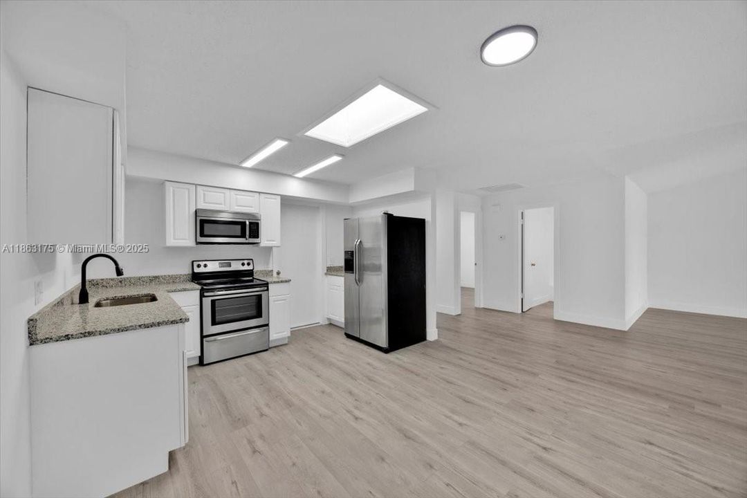 На продажу: $208,000 (2 спален, 2 ванн, 1230 Квадратных фут)