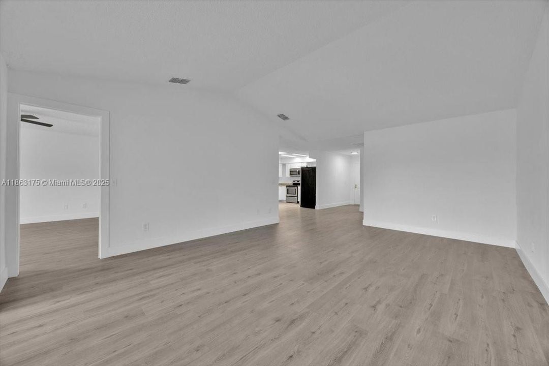 На продажу: $208,000 (2 спален, 2 ванн, 1230 Квадратных фут)