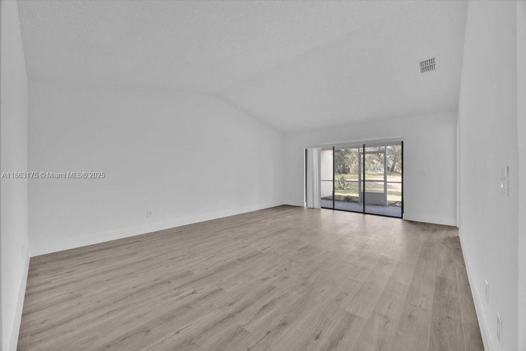 На продажу: $208,000 (2 спален, 2 ванн, 1230 Квадратных фут)