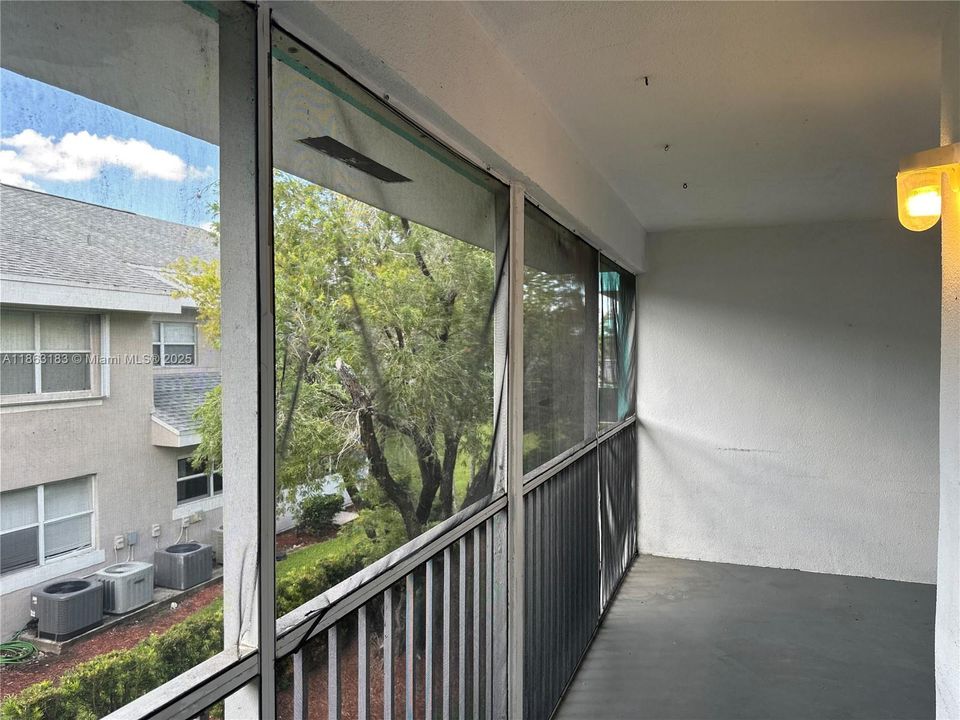 For Sale: $199,000 (2 beds, 2 baths, 1040 Square Feet)