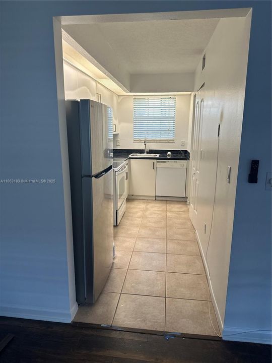 For Sale: $199,000 (2 beds, 2 baths, 1040 Square Feet)
