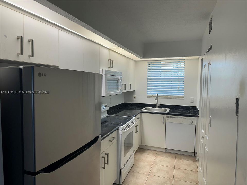 For Sale: $199,000 (2 beds, 2 baths, 1040 Square Feet)