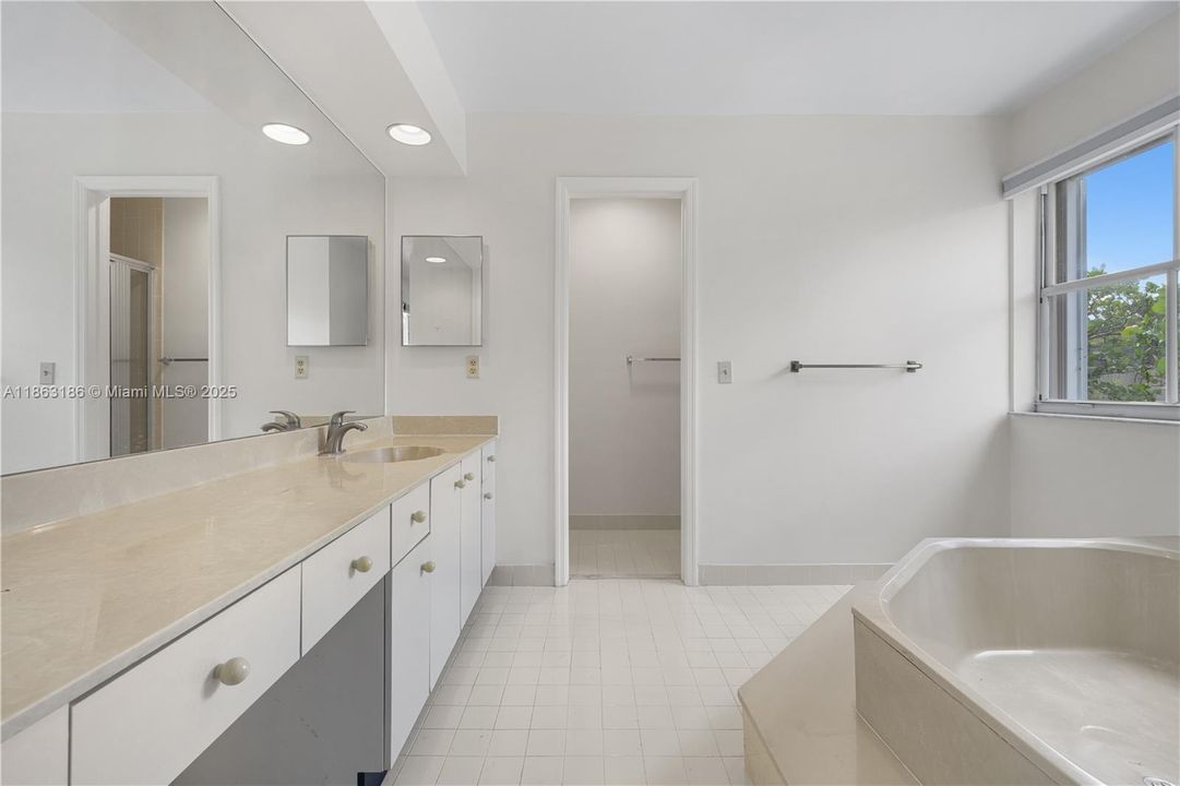 待售: $699,999 (2 贝兹, 2 浴室, 1672 平方英尺)