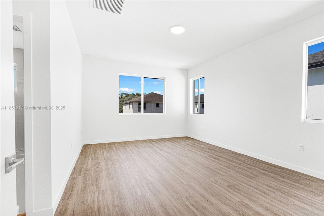 Active With Contract: $599,990 (5 beds, 4 baths, 2518 Square Feet)