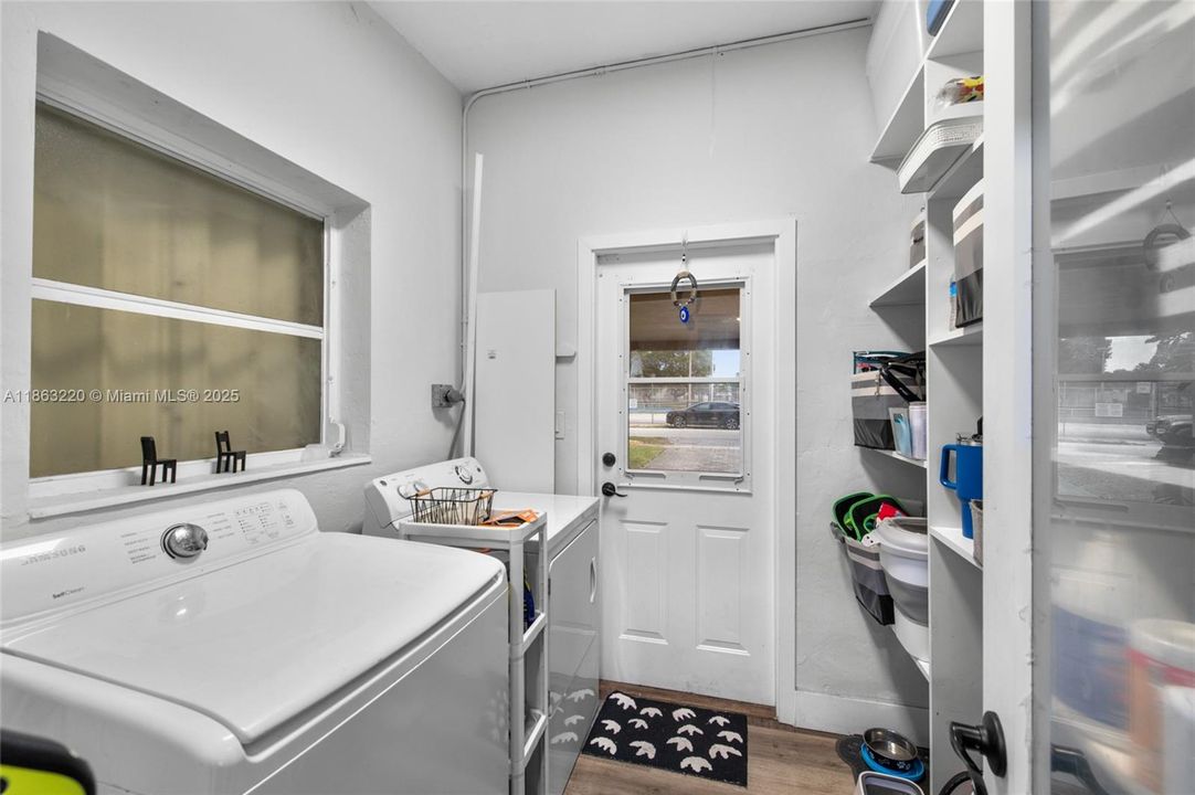 Activo con contrato: $4,199 (3 camas, 2 baños, 1311 Pies cuadrados)