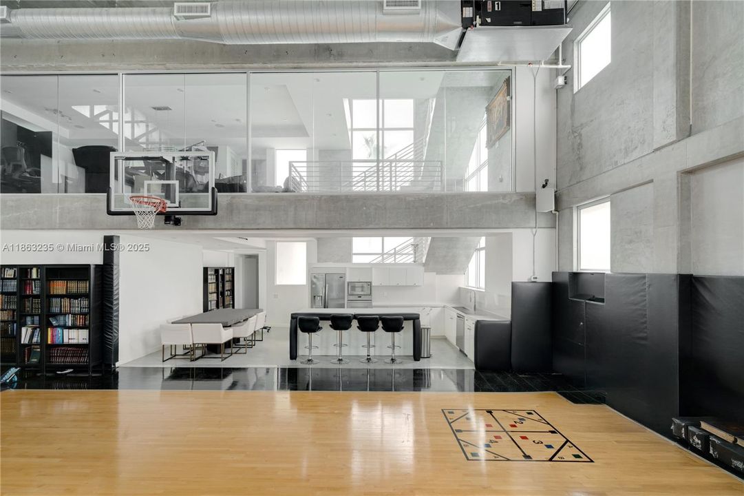 For Sale: $4,600,000 (2 beds, 2 baths, 5143 Square Feet)