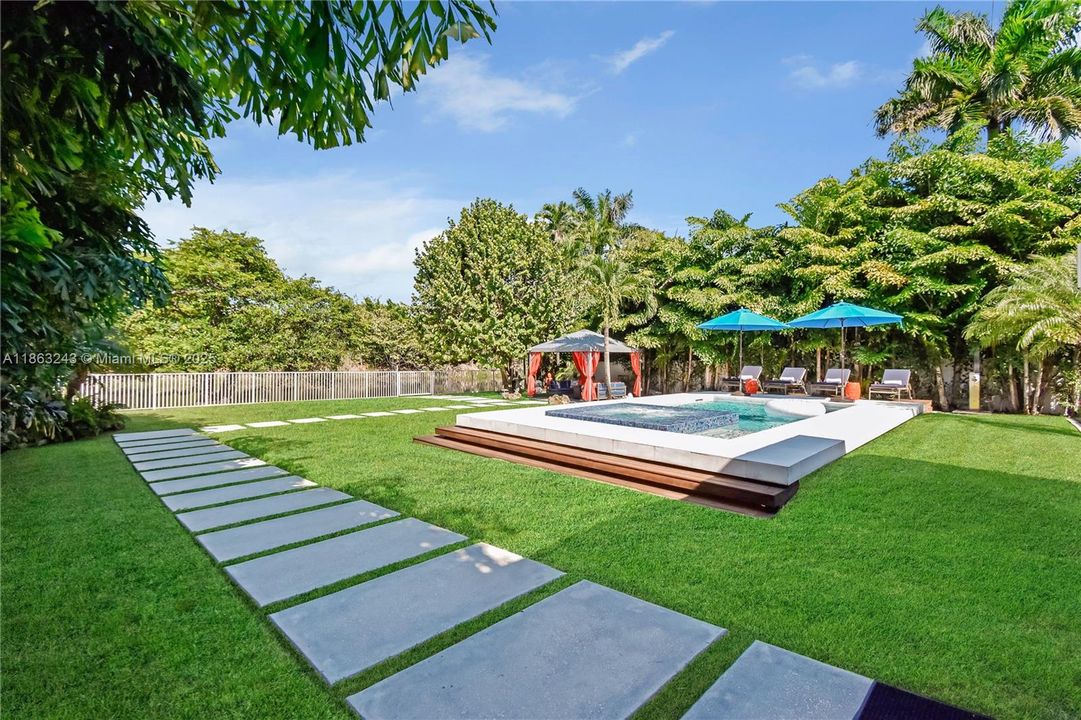 En Venta: $1,400,000 (3 camas, 2 baños, 1640 Pies cuadrados)