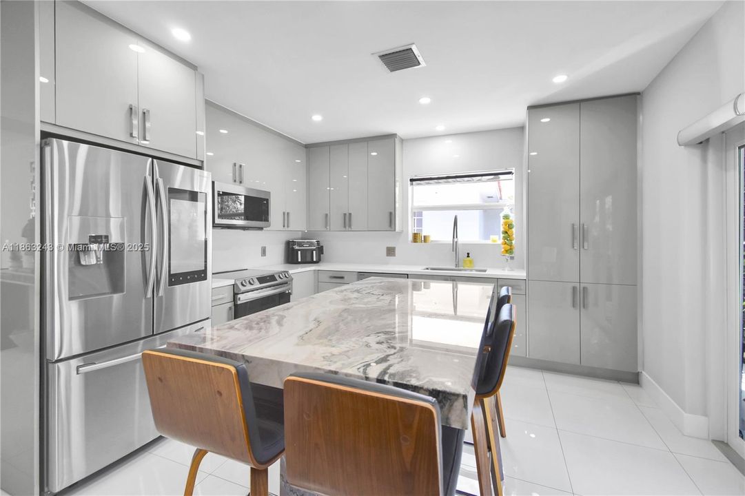 En Venta: $1,400,000 (3 camas, 2 baños, 1640 Pies cuadrados)