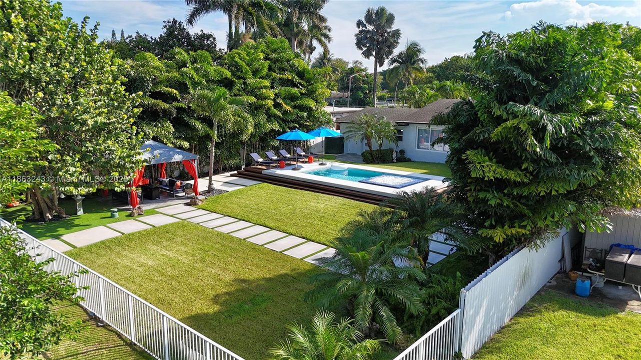 En Venta: $1,400,000 (3 camas, 2 baños, 1640 Pies cuadrados)