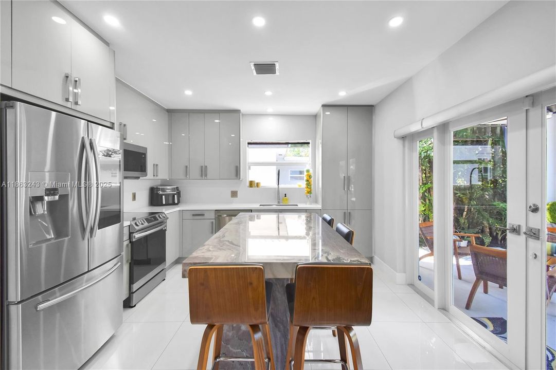 En Venta: $1,400,000 (3 camas, 2 baños, 1640 Pies cuadrados)