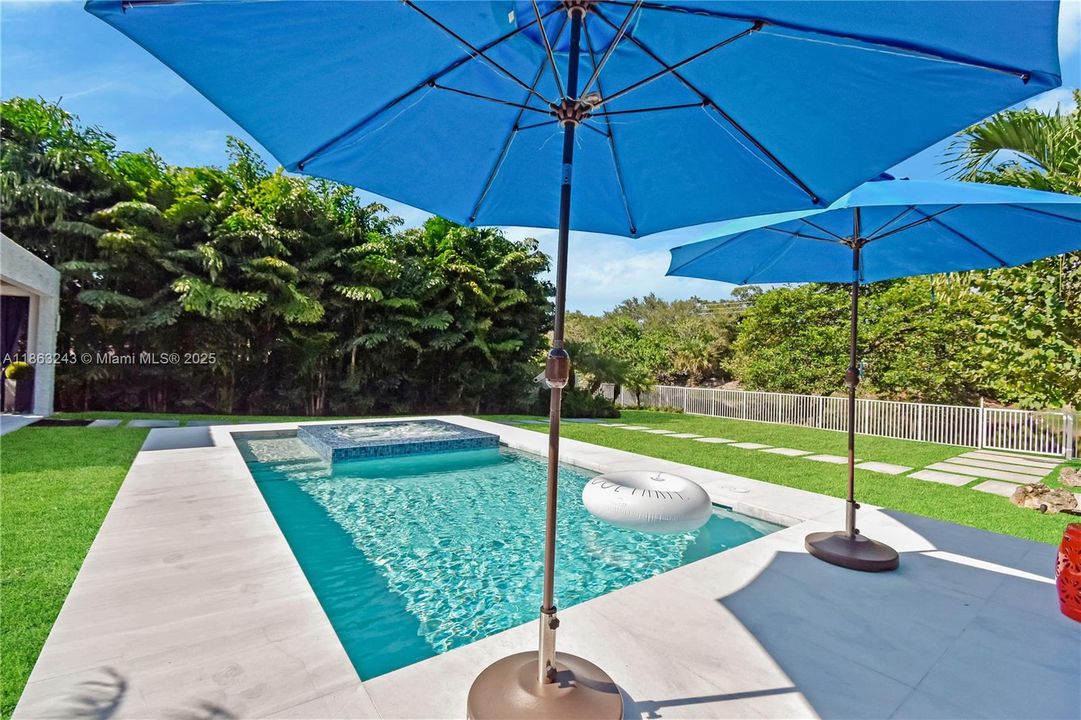 En Venta: $1,400,000 (3 camas, 2 baños, 1640 Pies cuadrados)