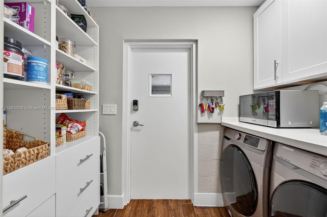 For Sale: $1,777,000 (3 beds, 2 baths, 1988 Square Feet)